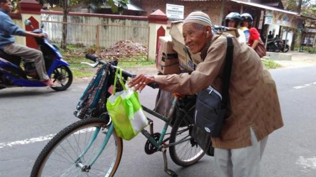 mbah Tohari (104thn), jualan odol,sabun dsb