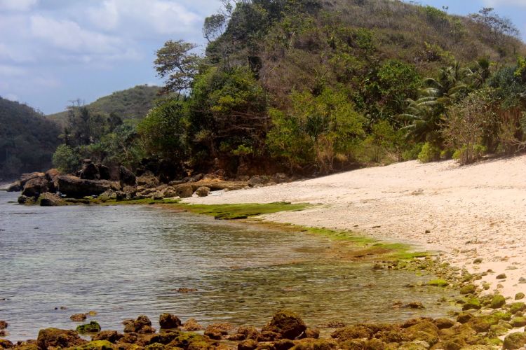 Salah satu pesisir Pantai Bengkung.