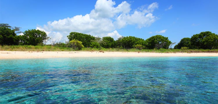 Rebahkanlah lelahmu di pantai nan indah ini.