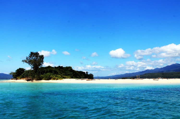 Penampakan Nusa Pombo, Maluku.