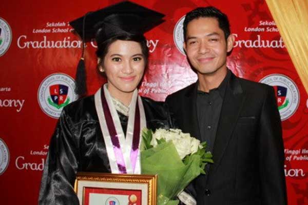 Saat Alyssa wisuda s2, Dude hadir mendampingi.