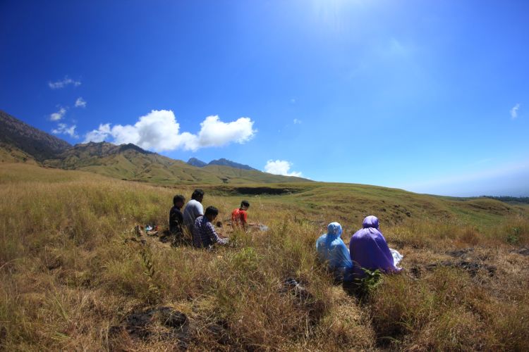 di atas gunung tetap beribadah, masyaallah ya ukhti