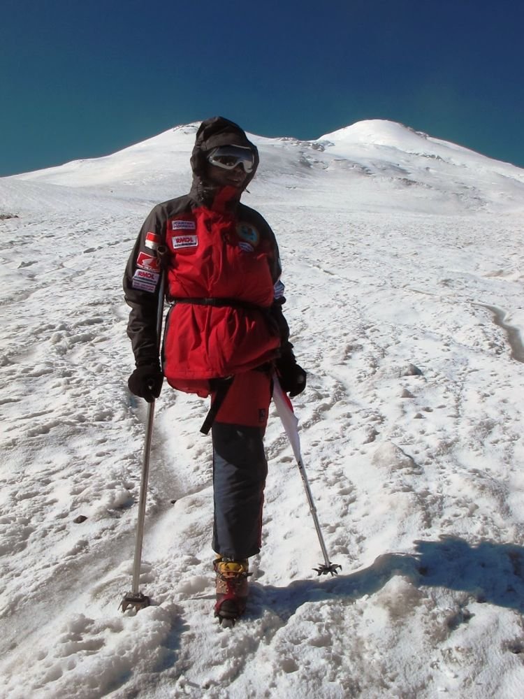 Pendakian di Gunung Elbrus lewat jalur utara.