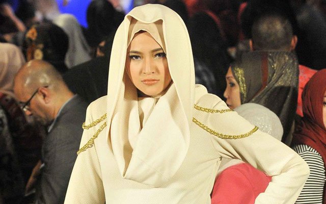 Kembali berhijab di atas catwalk.