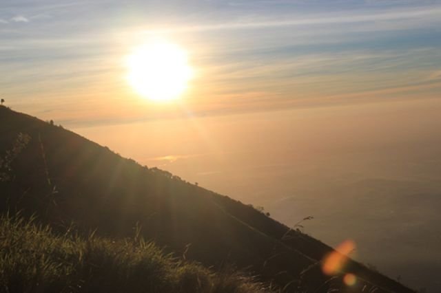 Melihat matahari menunjukkan dirinya dari tanah Merbabu 