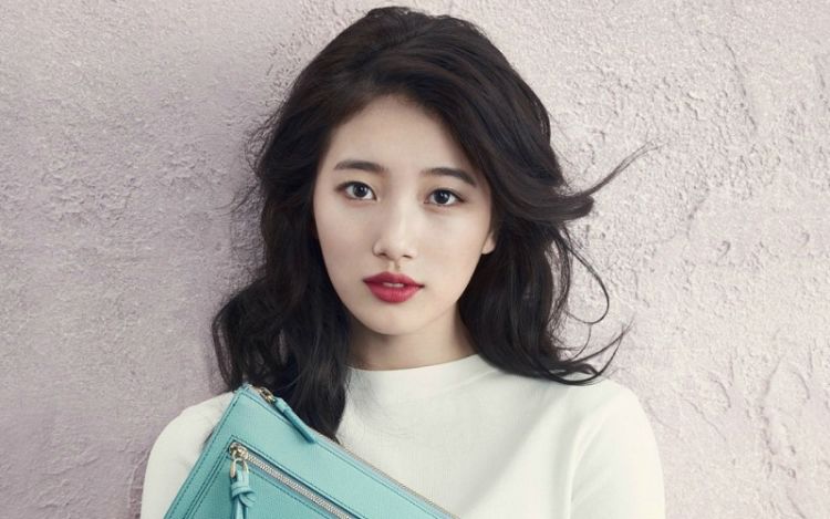 Jangan cemburu ya kalau dia pajang fotonya Suzy Miss A di komputer jinjingnya.