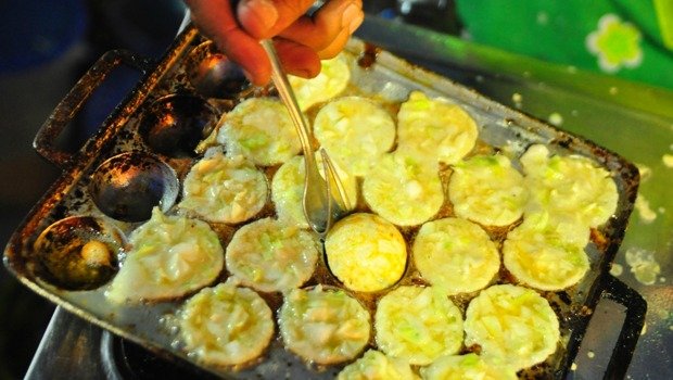 Kamu bisa bikin telur dadar bulat ala zaman sekolah di rumah. Bareng pacar tentunya..