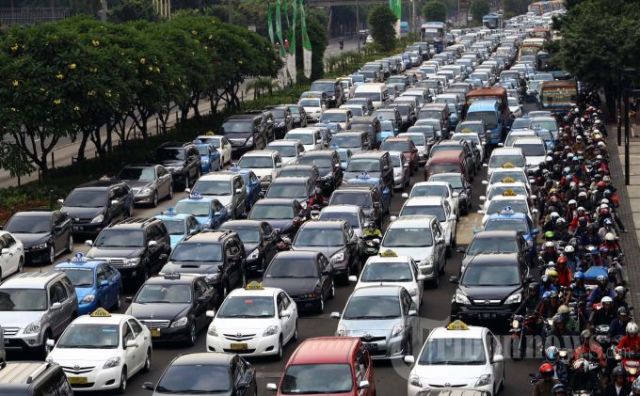 menghindari macet adalah salah satu alasan kami naik transjakarta