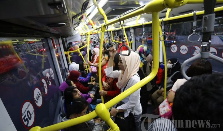 Dari Penumpang Setia Busway, Buat Pengguna Mobil Pribadi yang Hobi Serobot Jalur Kami!