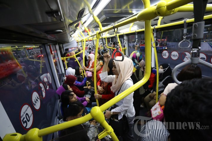 Dari Penumpang Setia Busway, Buat Pengguna Mobil Pribadi yang Hobi Serobot Jalur Kami!