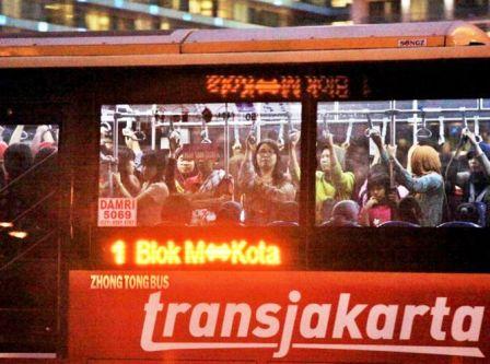 sebelas dua belas dengan KRL, di transjak kami juag desak-desakan