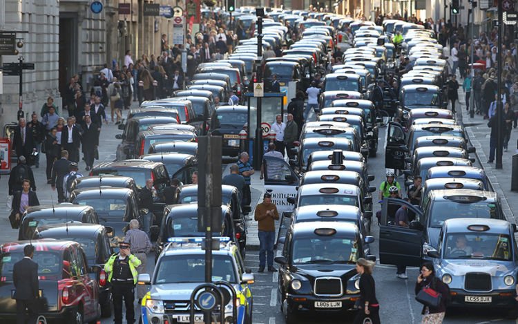 Demo menolak Uber di London