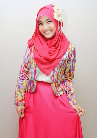 Outfit Fatin yang girly dan berkesan cerah.