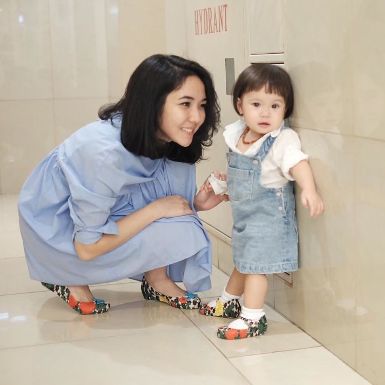 setelan berbahan denim juga lucu