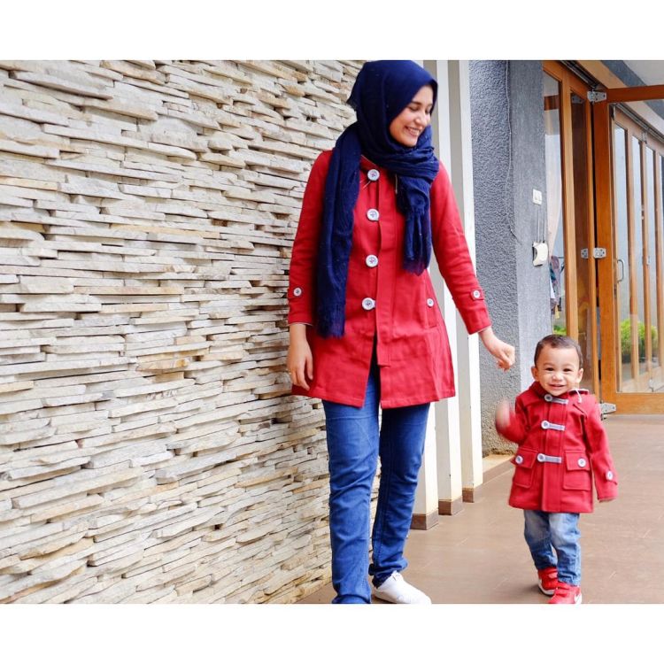 pakai coat kembar sama anak, uuuh GMZ!