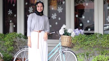 Tampil Sederhana Namun Menawan Dengan Hijab, Baju Longgar dan Rok Polos. Simak 7 Padu Padannya Di Sini!