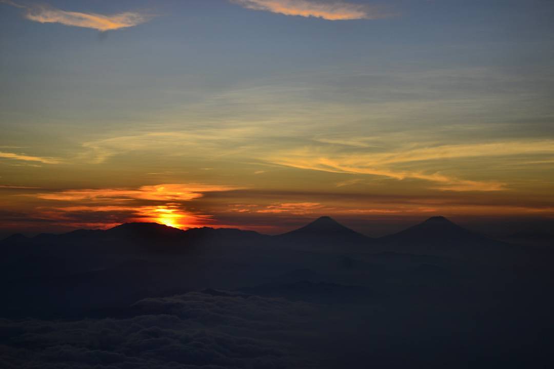 Sebuah Keajaiban yang Hadir Antara Fajar dan Senja