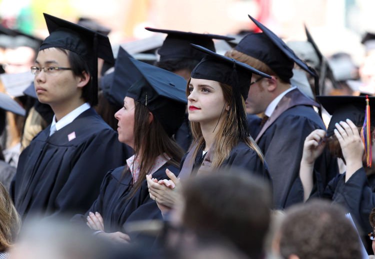 Emma Watson, lulus dari Sastra Inggris University Brown tahun 2014 lalu