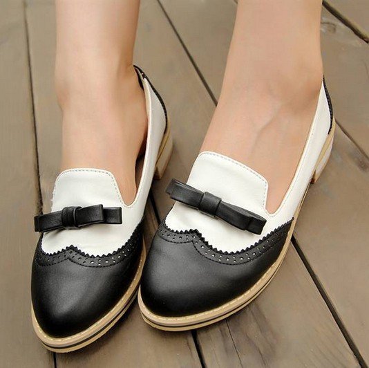 Loafer dengan lubang khas Oxford