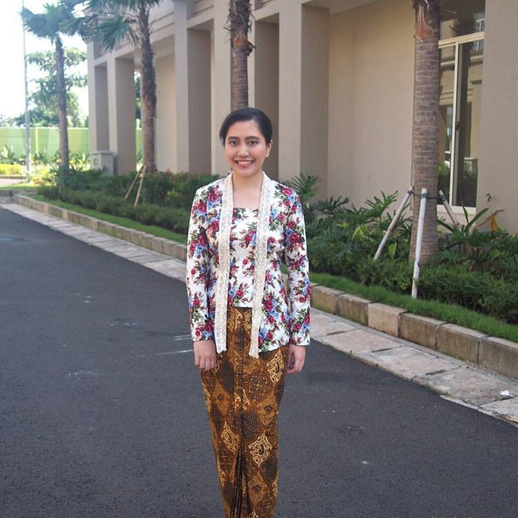 Dengan bawahan jarik @inspirasi_kebaya