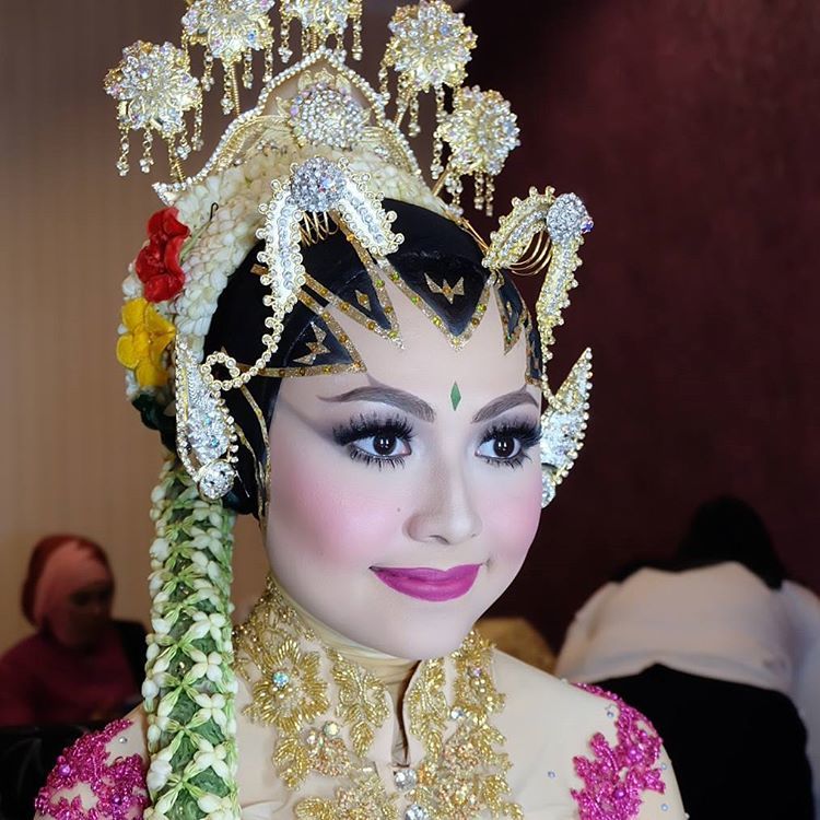 Dengan headpieces yang Jawa banget