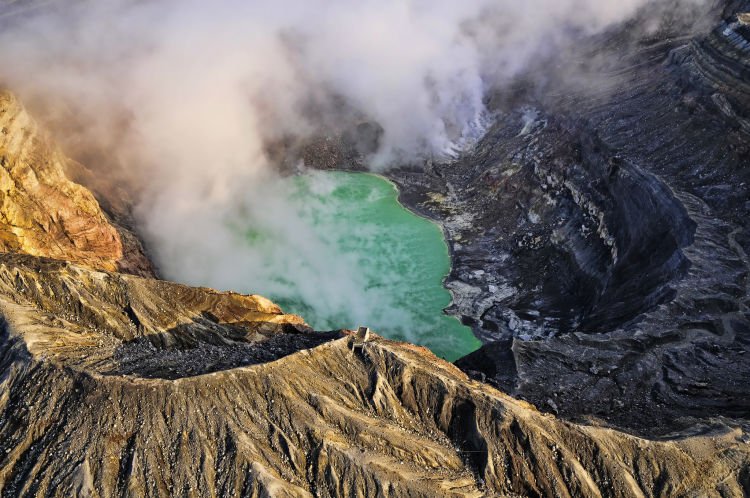 Gunung Aso di Kumamoto adalah gunung dengan salah satu kaldera terbesar di dunia