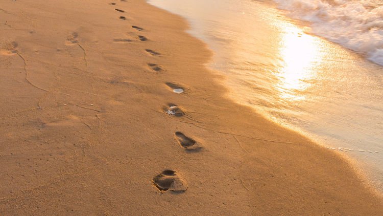 Melangkah Bersamamu dan Senja di Tepian Pantai Itu