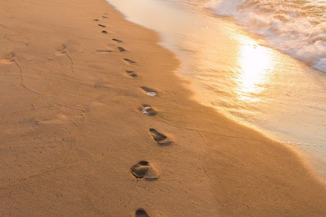 Jejak kaki di pasir pantai