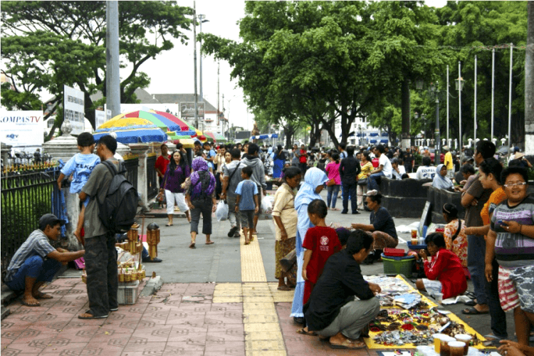 Tempat yang ramai justru menjadi tempat paling rawan pencopet!