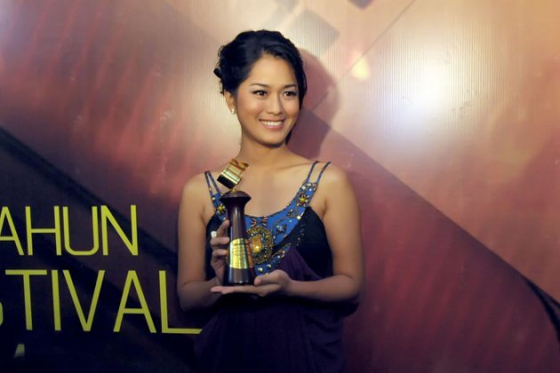 Meraih piala Citra di tahun 2011 lewat aktingnya dalam film Sang Penari.