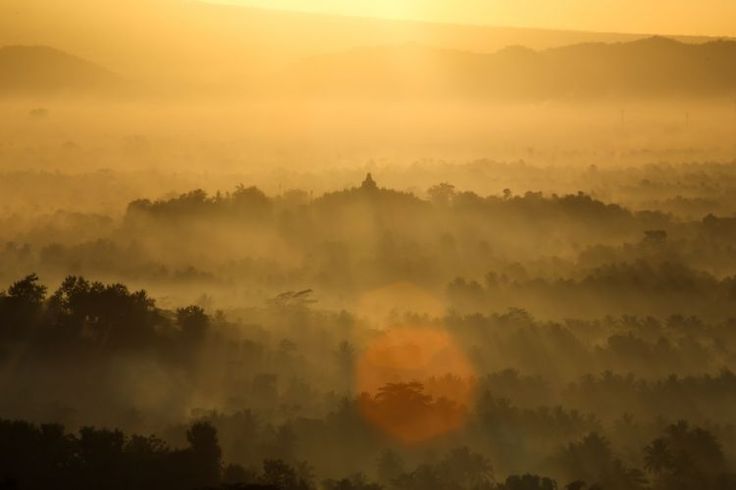 Yang merona dari balik Borobudur.