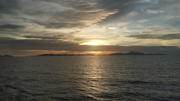 Sunset dari atas kapal