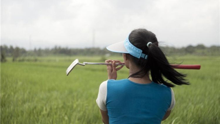 Golf di pematang sawah. Unik!