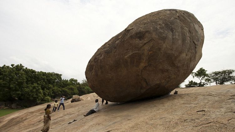 Ajaib! Batu Seberat 250 Ton Ini Sudah Melawan Gravitasi Bumi Selama Ribuan Tahun