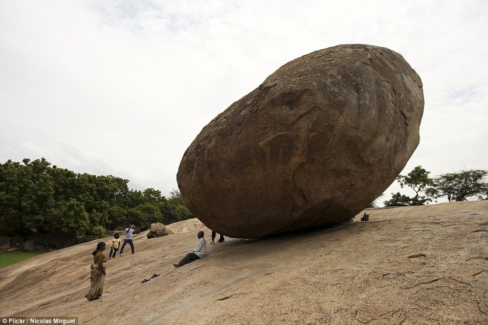 Ajaib! Batu Seberat 250 Ton Ini Sudah Melawan Gravitasi Bumi Selama Ribuan Tahun