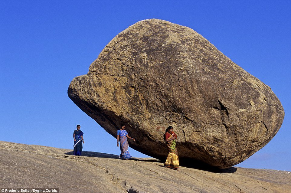 Ajaib! Batu Seberat 250 Ton Ini Sudah Melawan Gravitasi Bumi Selama Ribuan Tahun