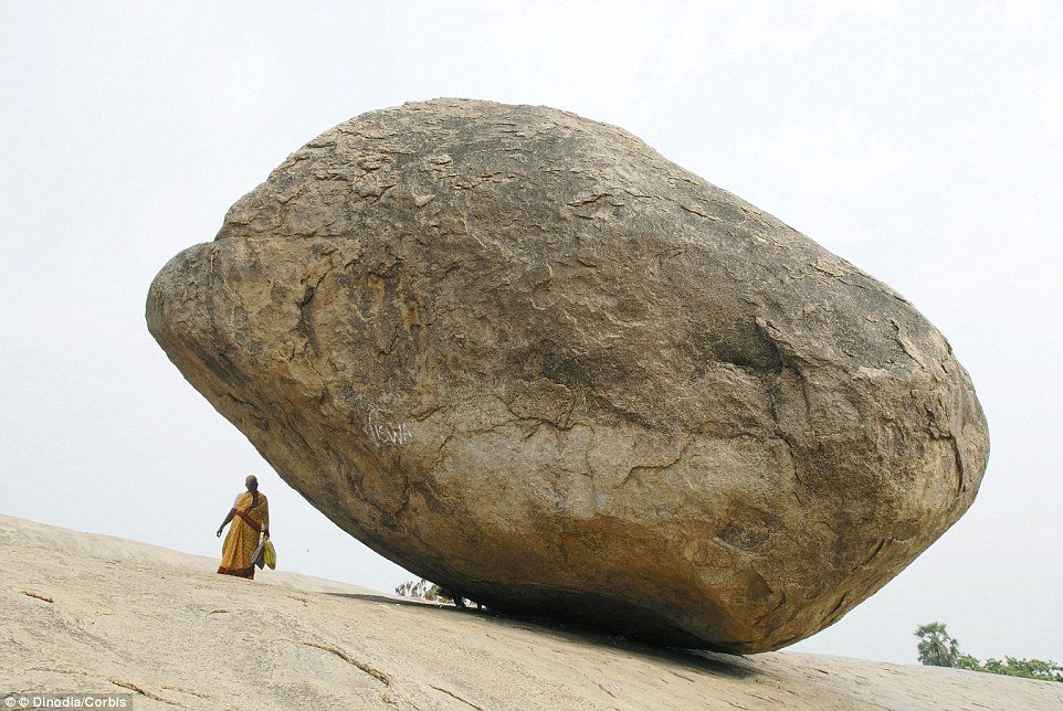 Ajaib! Batu Seberat 250 Ton Ini Sudah Melawan Gravitasi Bumi Selama Ribuan Tahun