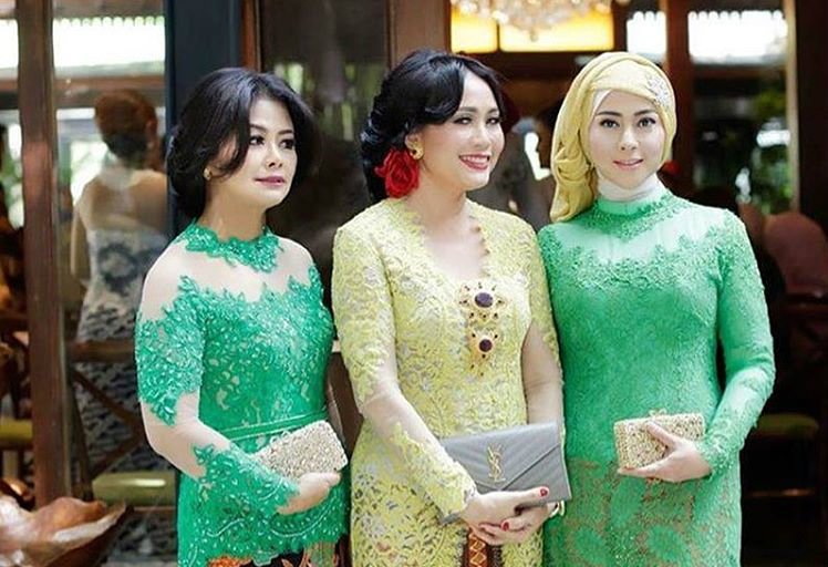 Bingung Milih Kebaya? Simak Yuk 6 Tips Memilih Kebaya Sesuai Bentuk Tubuh Ini