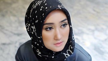 12 Gaya Berhijab Segi Empat dan Pashmina Para Selebgram Cantik. Cocok Nih Buat Para Pemula