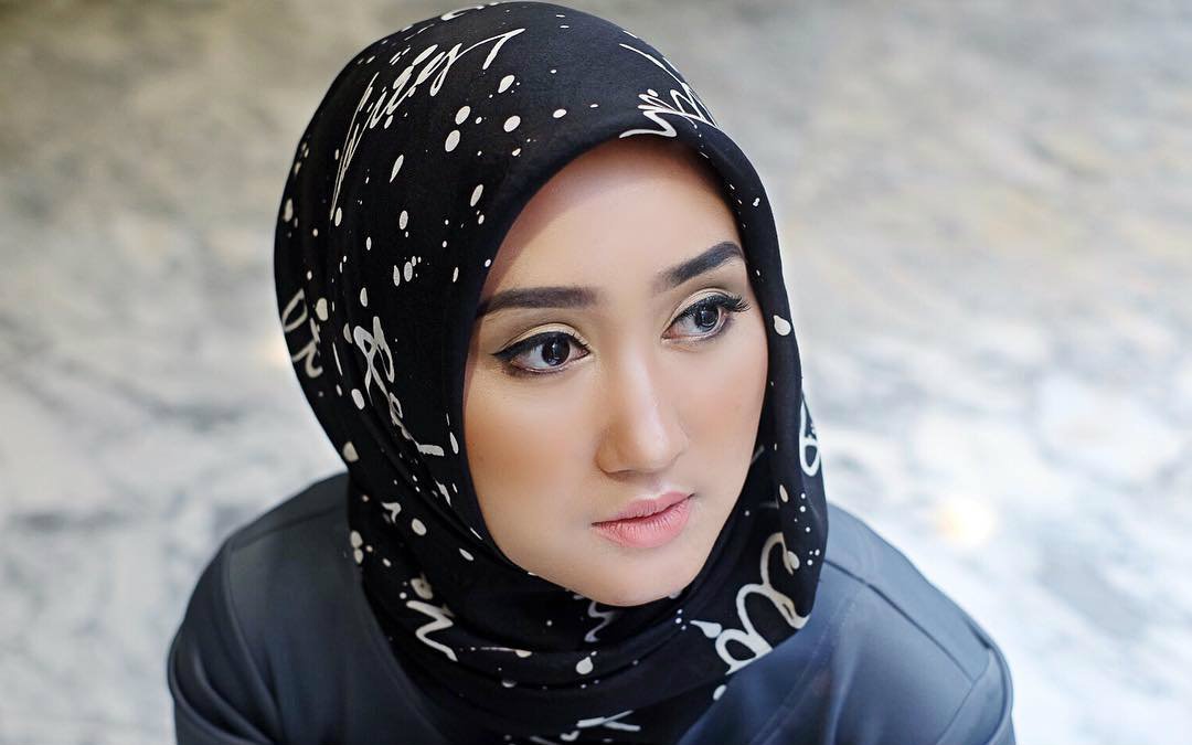 12 Gaya Berhijab Segi Empat dan Pashmina Para Selebgram Cantik. Cocok Nih Buat Para Pemula