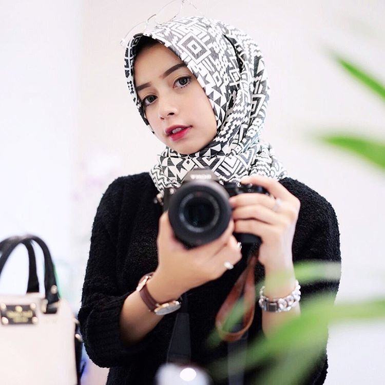 hijab kaku monokrom yang gampang dibentuk @joyagh