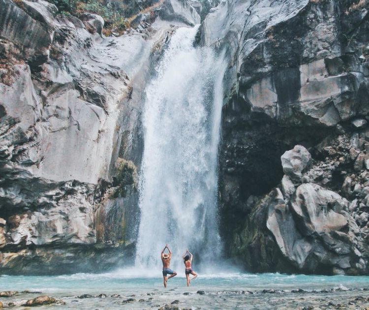 Wahyu paling seneng ngeksplor air terjun.