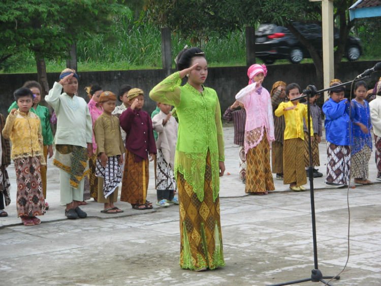 Semua bernyanyi Ibu Kita Kartini