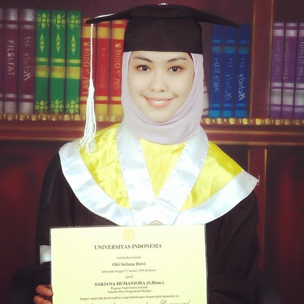 Mbak Oki sewaktu wisuda S1