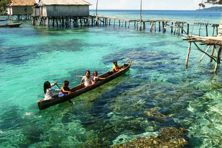 Suku Bajo yang tersebar ke Sulawesi.