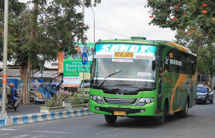 Kamu bisa naik bus dari Surabaya