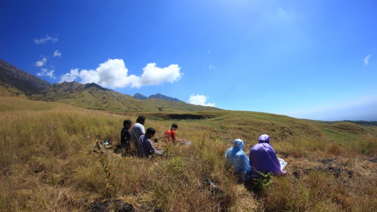 Dimanapun Kamu Berada, Sholat Nggak Boleh Ditinggalkan. Panduan Sholat Selama Traveling Ini Akan Membantumu, Kawan!