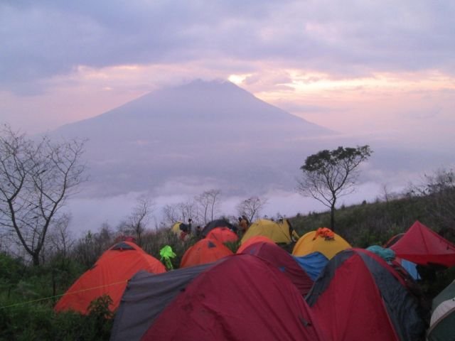 Tidur beralaskan matras, adek rela!