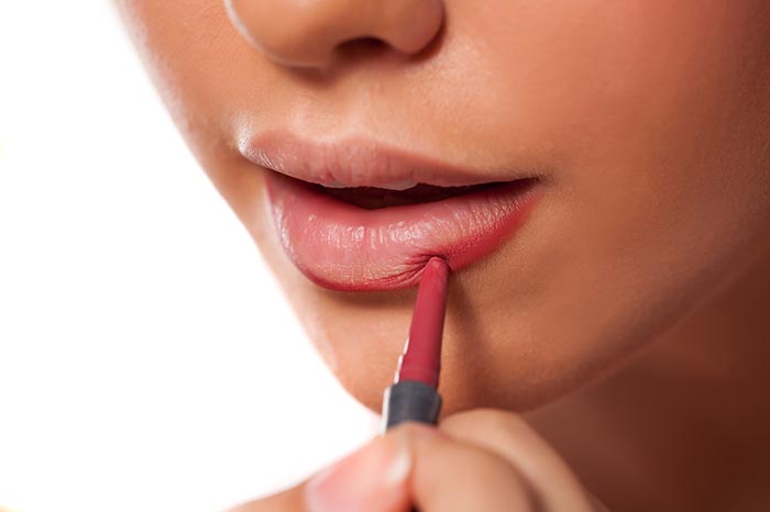 7 Tips Ber-Lipstik Matte Demi Penampilan Maksimal. Biar Bibir Gak Justru Kering dan Kasar