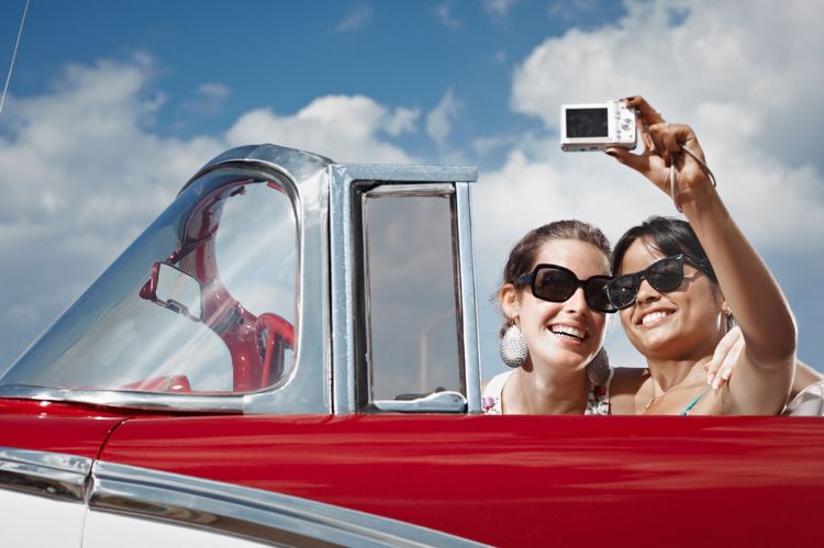 Selfie di mobil *ilustrasi